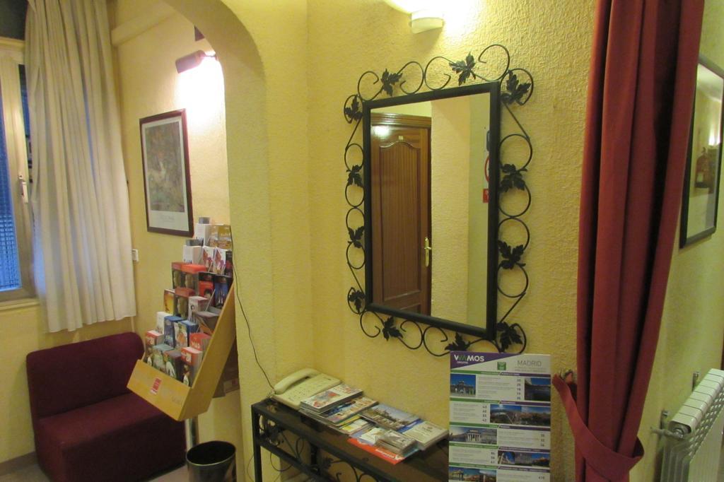 Hostal Prim Madrid Bagian luar foto