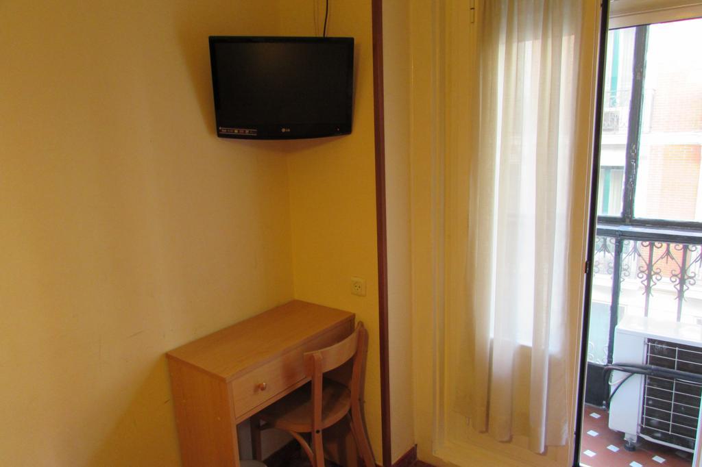 Hostal Prim Madrid Bagian luar foto