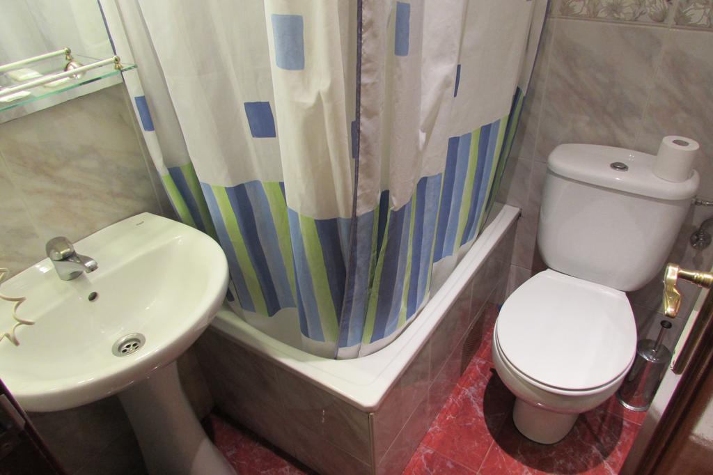 Hostal Prim Madrid Bagian luar foto