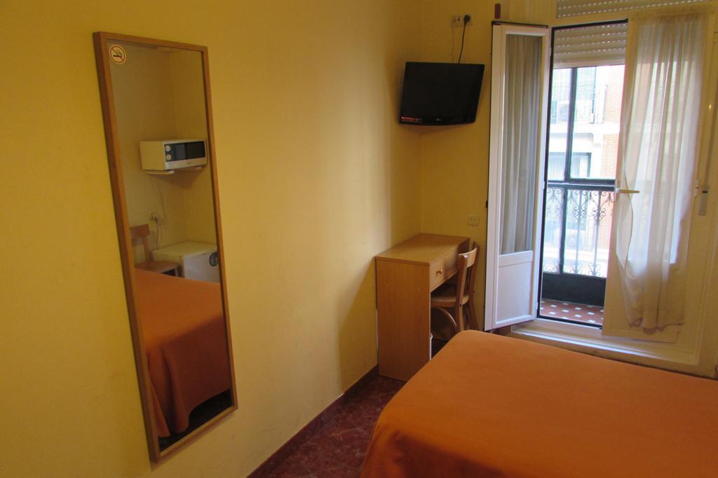 Hostal Prim Madrid Bagian luar foto