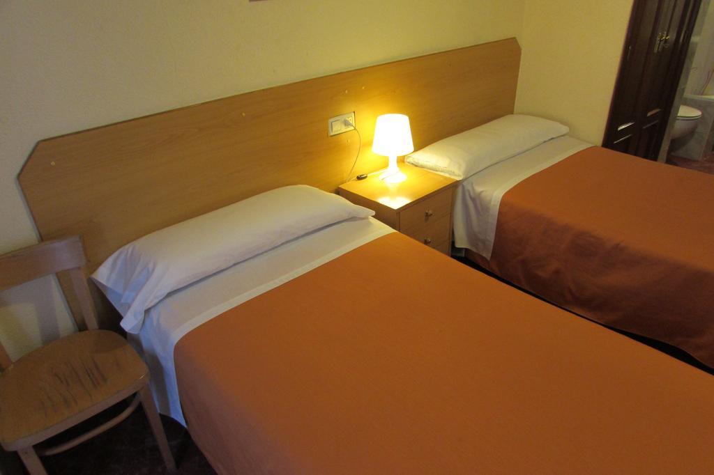 Hostal Prim Madrid Bagian luar foto