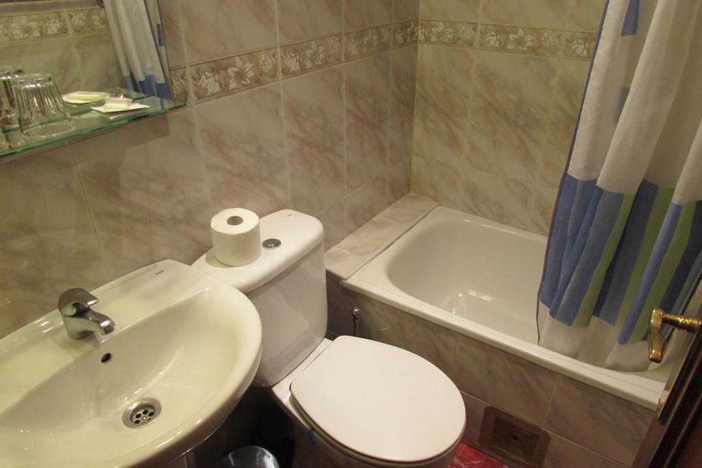 Hostal Prim Madrid Bagian luar foto